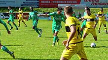 Szene während des Spiels des SV Bermatingen (grün) gegen die Elf der SG Boll-Krumbach/Bietingen-Gallmansweil, das mit 2:0 für die ...