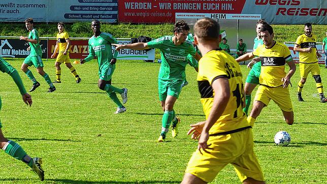 Szene während des Spiels des SV Bermatingen (grün) gegen die Elf der SG Boll-Krumbach/Bietingen-Gallmansweil, das mit 2:0 für die ...