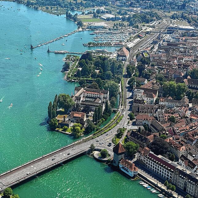 (Archivbild von 2024) Die Sicht von Zeppelin auf die Alte Rheinbrücke und das Inselhotel in Konstanz. Dort wurde der Erfinder des ...
