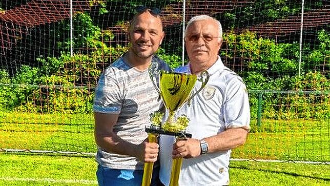 Gründungsmitglied Hüseyin Öztürk und sein Sohn Abdullah, Sportvorstand des TSV.