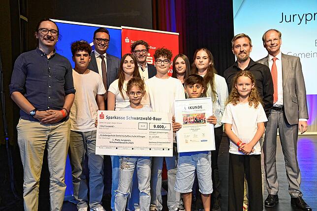 Die Gruppe der Bickebergschule bekommt 9000 Euro aus dem Jurypreis. Mit im Bild Florian Klausmann und Stefan Lutz (hinten von links) ...
