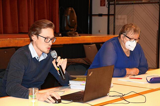 Emmanuel Flierl (links), Leiter der Abteilung Liegenschaften, erklärt die Kriterien, die der Vergabe zugrunde gelegt wurden. Rechts ...