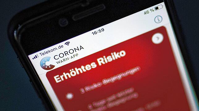Eine Corona-Warnapp zeigt an: Erhöhtes Risiko (Symbolbild).