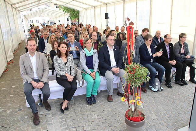 Zahlreiche Gäste folgten dem Festakt am Samstag auf der Laufenbrücke. Unter anderem (von links) CDU-Bundestagsabgeordneter Felix ...