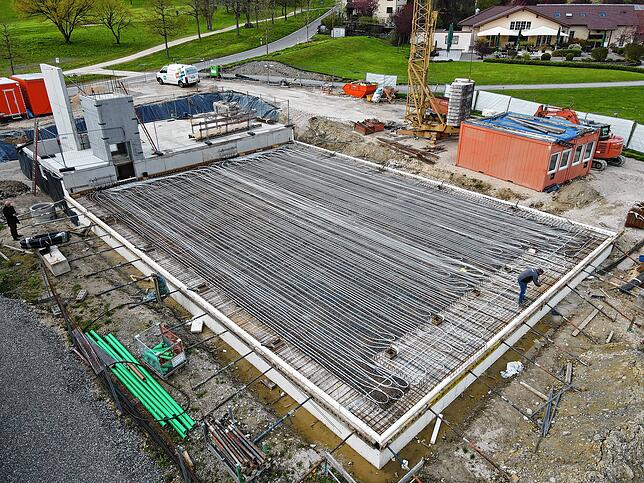 Die Drohnenaufnahme zeigt, wie die Fußbodenheizung verlegt wurde. Inzwischen liegt über den Schläuchen schon eine Betondecke. Bald ...