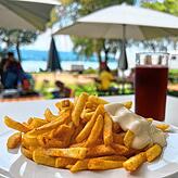 Auf einem Porzellanteller werden die Pommes auf dem Campingplatz Hegne serviert – und hier wird auch jeder satt!
