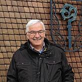 Ibachs ehrenamtlicher Bürgermeister Helmut Kaiser vor dem Rathaus.