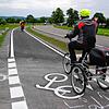 Straßenmalerei gehört zum Verkehrsalltag, um Rad- und Autoverkehr sicher zu trennen. Hier Piktogramme auf dem neuen Radweg zwischen ...