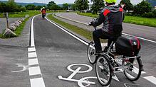 Straßenmalerei gehört zum Verkehrsalltag, um Rad- und Autoverkehr sicher zu trennen. Hier Piktogramme auf dem neuen Radweg zwischen ...