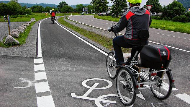 Straßenmalerei gehört zum Verkehrsalltag, um Rad- und Autoverkehr sicher zu trennen. Hier Piktogramme auf dem neuen Radweg zwischen ...