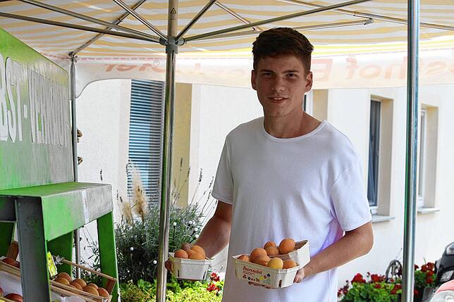 Max Eichenhofer will 2025 den Familienbetrieb übernehmen. In diesem Jahr konnte der 21-Jährige seine ersten selbst angebauten Aprikosen ...