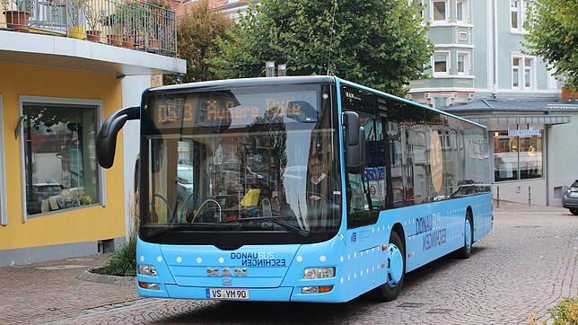 Der blaue Donaueschinger Stadtbus auf seinem Weg zur Rathausplatz-Haltestelle. Das Nahverkehrsangebot gehört in der Stadt zu den ...