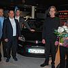 Hauptpreis: Reiner König aus Waldshut-Tiengen (Zweiter von rechts) hat beim 24. Weihnachtsgewinnspiel einen schwarzen Fiat Panda im Wert ...
