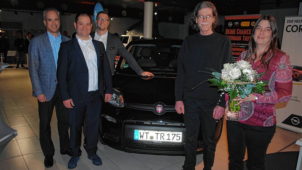 Hauptpreis: Reiner König aus Waldshut-Tiengen (Zweiter von rechts) hat beim 24. Weihnachtsgewinnspiel einen schwarzen Fiat Panda im Wert ...