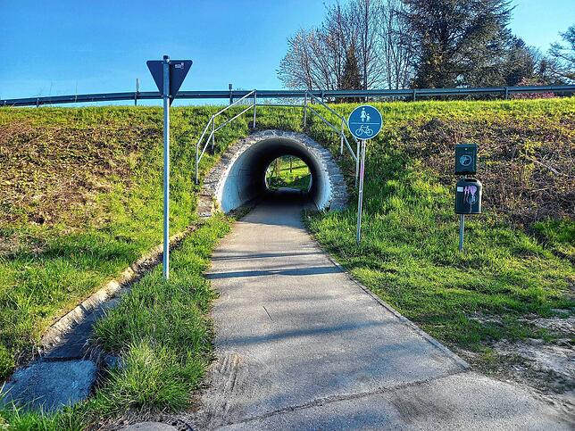 Dieser Radwegdurchlass unter der K7742 wird durch eine breitere Unterführung ersetzt werden. Auf der anderen Straßenseite soll ein neuer ...