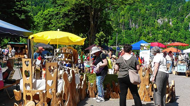 Der erste Beuroner Abendmarkt wird gut angenommen. An den Ständen gibt es regionale Produkte zu kaufen, davon sind viele in Handarbeit ...