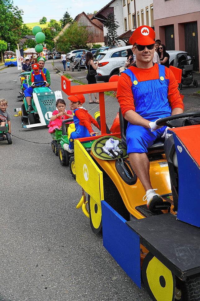 Bild 4: Ausgelassene Stimmung bei dem Dorffest in Tengen-Watterdingen