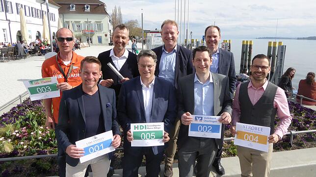 Organisator Markus Dufner (hinten, zweiter von links) und OB Jan Zeitler (hinten, dritter von links) freuen sich inmitten der Sponsoren ...