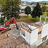Platz für Neues: Wenn das alte Feuerwehrhaus in Owingen abgerissen ist, entstehen hier der neue Außenbereich und die Grünanlagen der ...