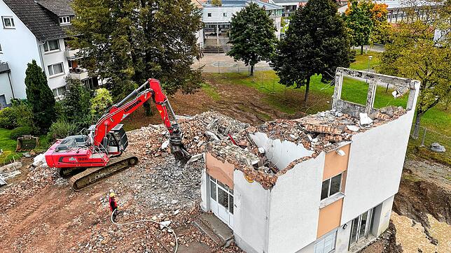 Platz für Neues: Wenn das alte Feuerwehrhaus in Owingen abgerissen ist, entstehen hier der neue Außenbereich und die Grünanlagen der ...