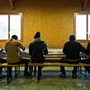 Asylsuchende beim Frühstück im Speisesaal in einer Asylnotunterkunft im Kanton St. Gallen. Die Schweiz will für Flüchtlinge aus dem ...
