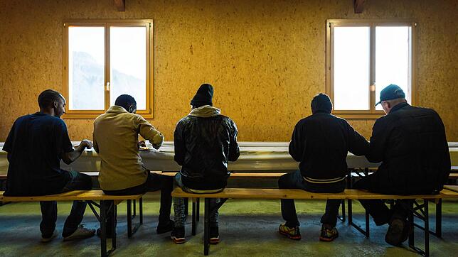 Asylsuchende beim Frühstück im Speisesaal in einer Asylnotunterkunft im Kanton St. Gallen. Die Schweiz will für Flüchtlinge aus dem ...