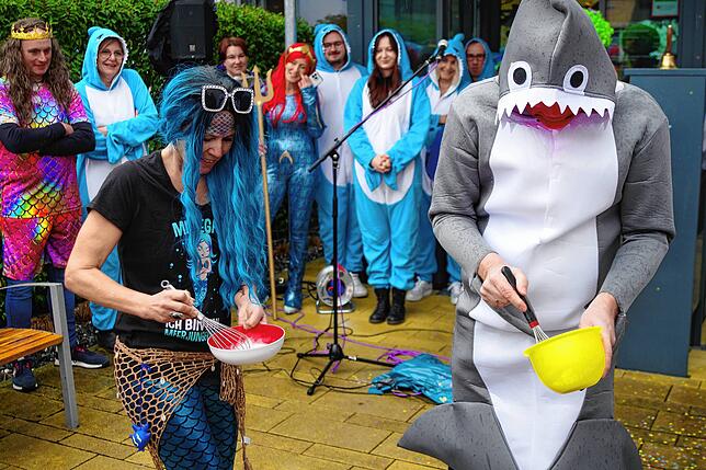 Unter dem Käfertaler Motto „Die Güggel sind los“ mussten sich Sabine Giesler (Tourist-Info) mit Bürgermeister Jürgen Maas in ein ...