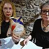 Geschichten aus der Schreibwerkstatt lasen Hannah Steinbring (links) und Angelika Weber-Wehrle von den Wortfischern im Haus Fischerzunft ...