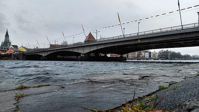 Wegen der Schnee- und Regenmassen liegt der Wasserpegel in Konstanz 60 Zentimeter höher als im Vorjahr. Hochwasser-Gefahr besteht ...