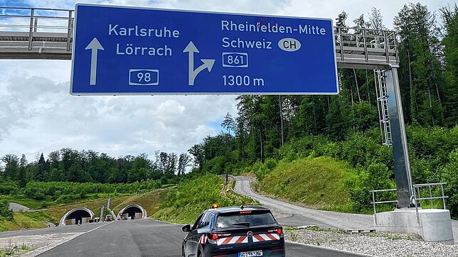 Bis Rheinfelden (Herrschaftsbucktunnel) gibt es die A98 bereits. 2027 soll zumindest die Baugenehmigung für die beiden anschließenden ...