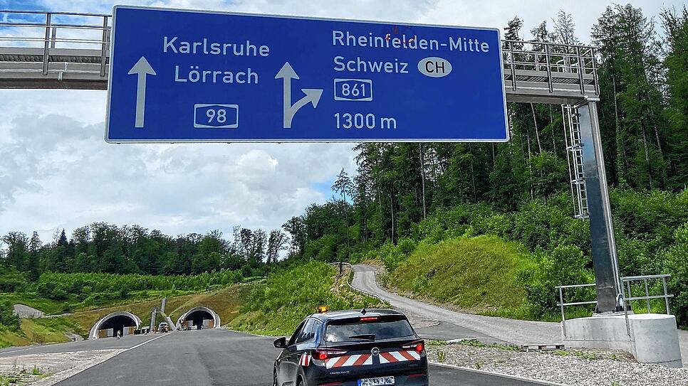 Bis Rheinfelden (Herrschaftsbucktunnel) gibt es die A98 bereits. 2027 soll zumindest die Baugenehmigung für die beiden anschließenden ...