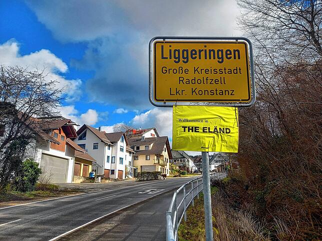 Das Bergdorf Liggeringen und sein Zusatzschild: &bdquo;Willkommen in the Eländ&ldquo;.