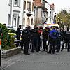 Zahlreiche Einsatzkräfte von Polizei und Rettungsdiensten waren im Einsatz, um die Massenprügelei zu beenden und die Lage unter ...