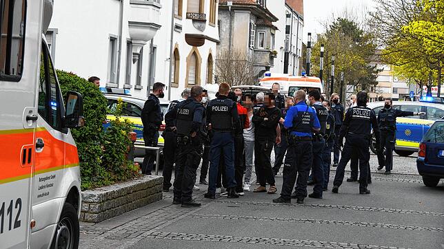 Zahlreiche Einsatzkräfte von Polizei und Rettungsdiensten waren im Einsatz, um die Massenprügelei zu beenden und die Lage unter ...