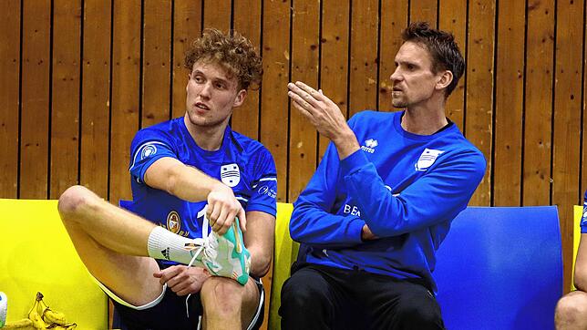 Gegen Grafing will Trainer Christian Pampel (rechts) vor allem die Ersatzspieler des TSV Mimmenhausen (Lukas Baumgärtner) einsetzen.