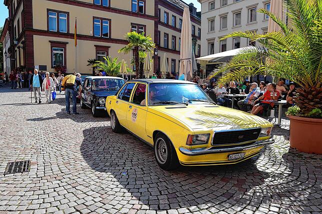 Immer der Reihe nach. Oldtimer-Fahrer warten auf ihren Auftritt auf dem Münsterplatz von Bad Säckingen.