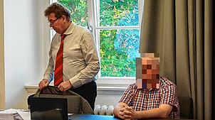 Vor dem Landgericht Ravensburg wurde der 60-jährige Mann aus Friedrichshafen wegen schweren sexuellen Missbrauchs seiner Stieftöchter ...
