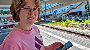 Nathalie Loritz aus Konstanz begrüßt es, dass man ab sofort die VHB-Tickets auch über den DB-Navigator bekommt. Das sei vor allem für ...