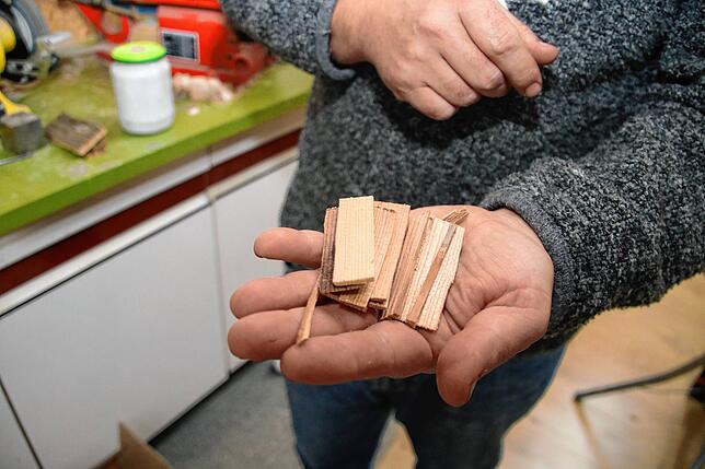 Bild 6: Von der uralten Schindel zur schmucken Weihnachtskunst: So entsteht eine handgebaute Krippe