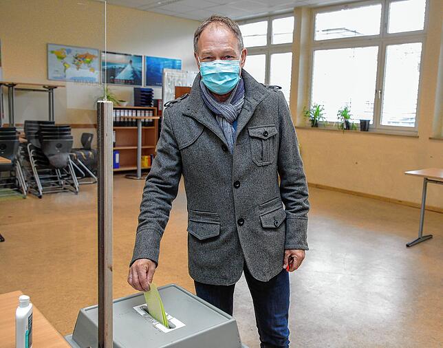 Hans-Peter Storz (SPD) gab seine Stimme im Wahllokal ab.