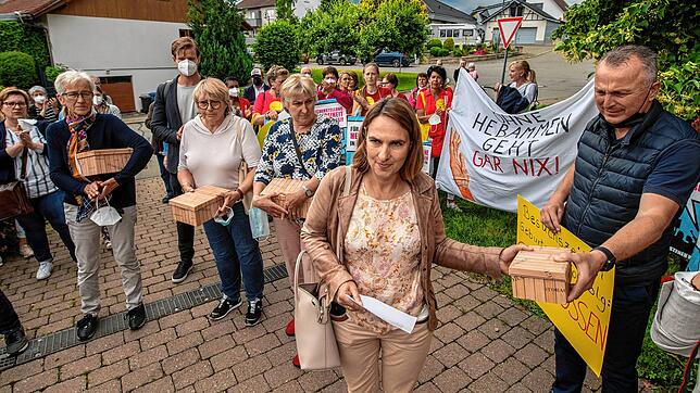 Vor der Sondersitzung des Kreistages machten Hebammen, Mitglieder des Fördervereins und viele Bürger aus Bad Saulgau ihren Unmut mit ...
