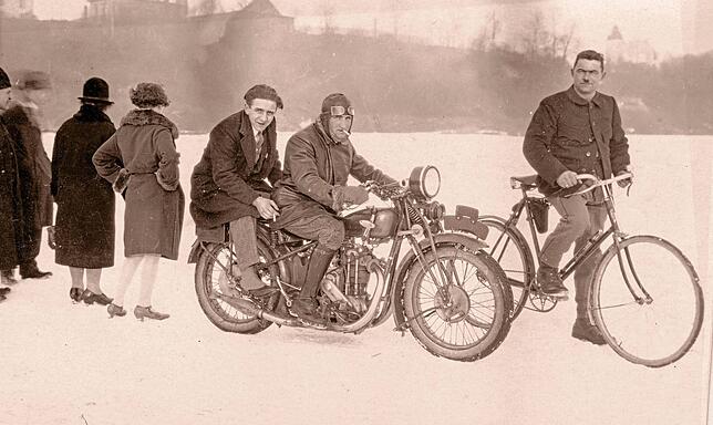 Motorradfahrer Ernst Maier und Grenzwächter Carolo Müller, im Februar 1929, als der Rhein zugefroren war.