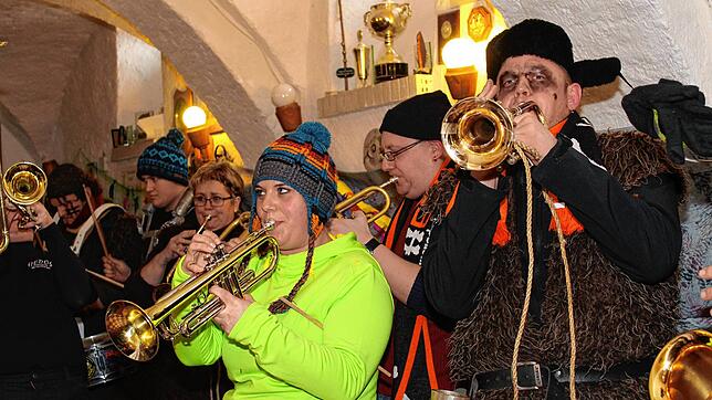 Gäbe es denn keine Corona-Pandemie mehr, würde es im Narrenkeller unter dem Rathaus in Herdwangen zur Fasnet mit den Hedos eng und ...