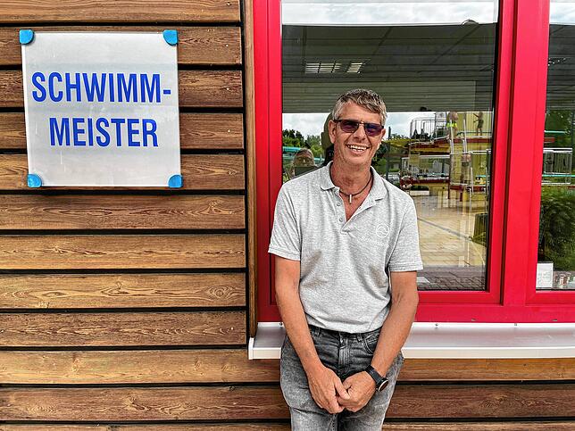 Schwimmmeister Peter Heck ist froh, dass im Aachbad alle Stellen besetzt sind. Zu den fünf Aufsichtskräften kommen an besucherstarken ...