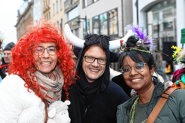 Bild 28: Schmotziger Dunschtig 2024: Auf und vor der Marktstätten-Bühne gibt es kein Halten mehr