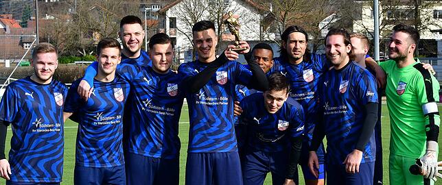 Freude beim Team: Die Spieler des VfB Waldshut freuen sich mit dem vom SÜDKURIER ausgezeichneten David Duvnjak (Mitte) über dessen Ehrung.