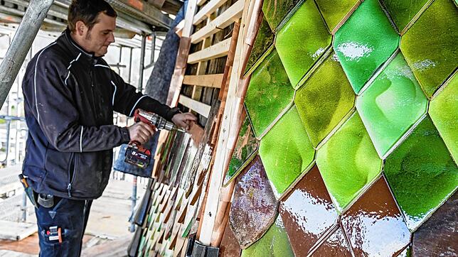 Vorarbeiter Benjamin Wurster vom Meersburger Unternehmen Holzbau Schmäh bei der Arbeit am Turm: Alle zusätzlichen benötigten neuen ...
