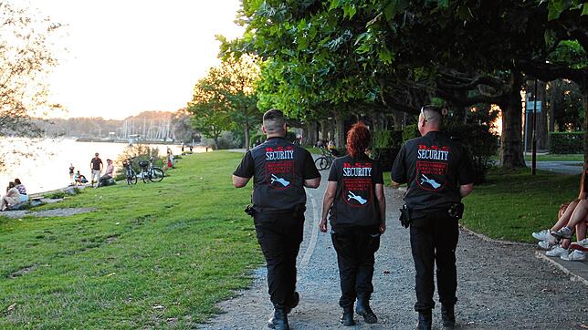 Mitarbeiter eines privaten Sicherheitsdienstes patrouillieren im August 2020 an der Uferpromenade neben dem Bahnhof. In der Tatnacht ...