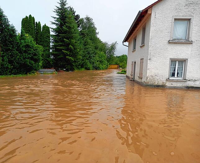 Nach dem Starkregen am Donnerstagabend fanden sich die Sentenharter Häuser im Hochwasser wieder.