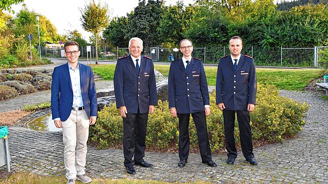 Bürgermeister Benjamin Mors (links) lobte die Steißlinger Feuerwehr als wichtigen Teil der Gesellschaft. Die starke Feuerwehr ...